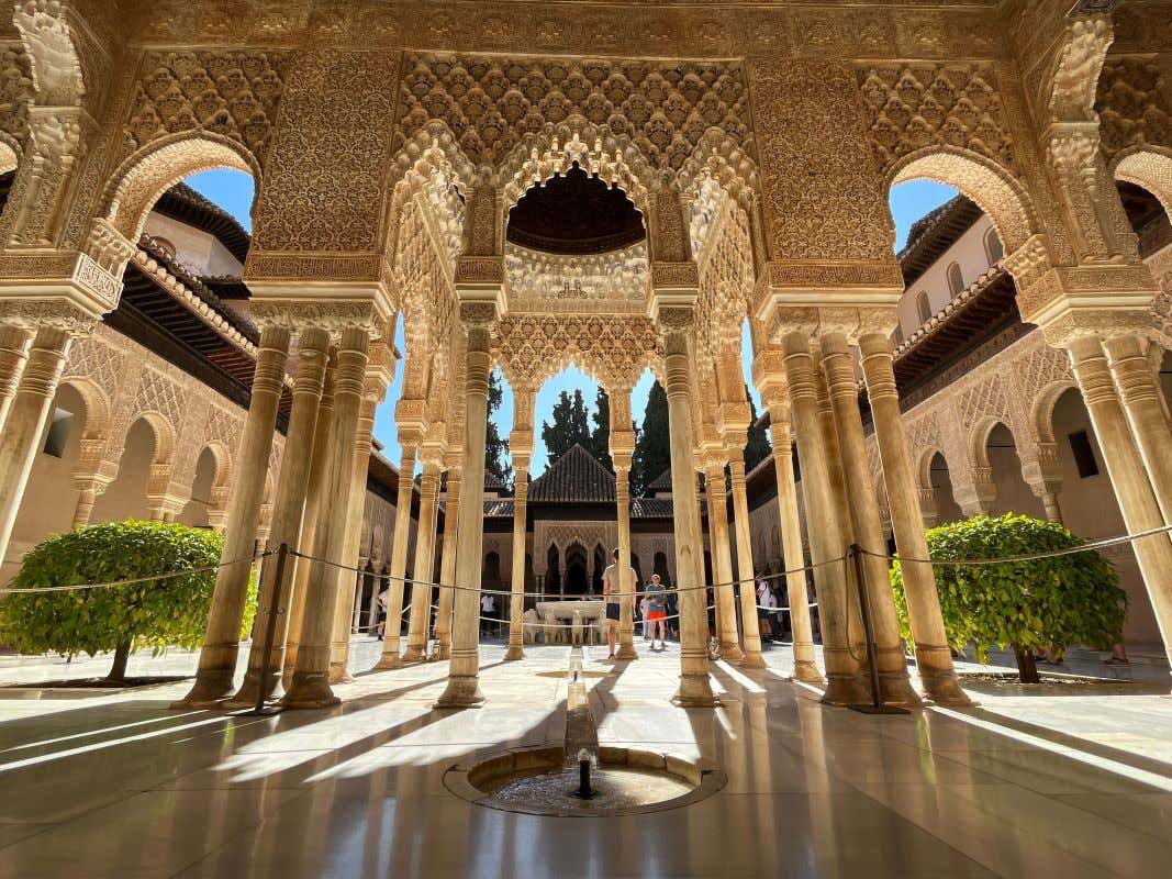 Patio de los Leones dentro de los Palacios Nazaríes de la Alhambra en Granada
