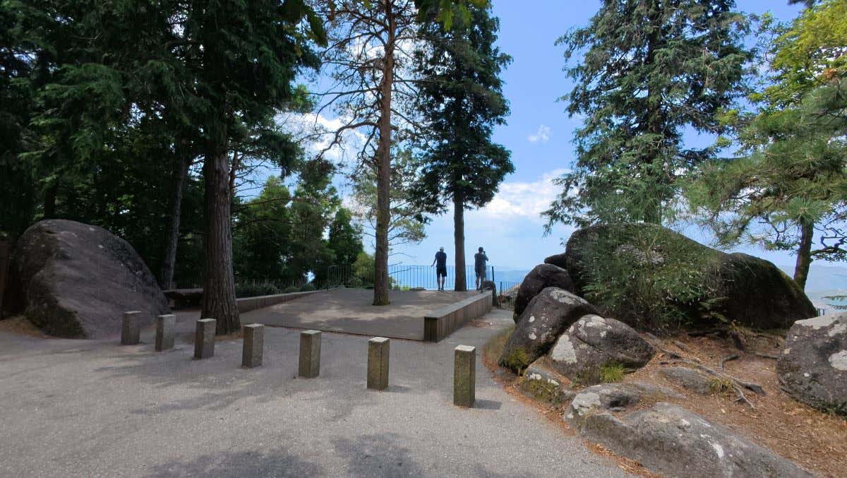 Dos personas realizando una caminata en el Parque Nacional Peneda-Gerês