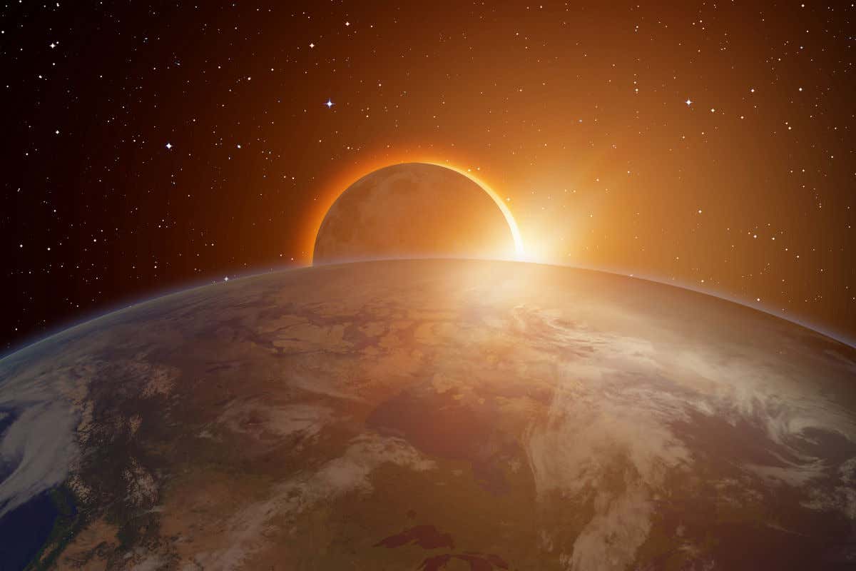 Vista del espacio con el globo terráqueo rodeado de estrellas y un eclipse solar total al fondo
