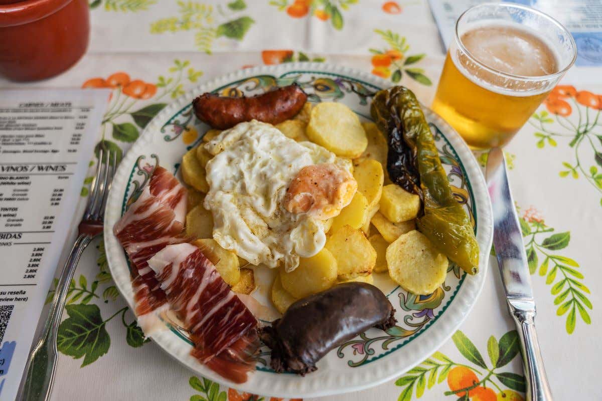 Detalle de un plato combinado típico de la Alpujarra