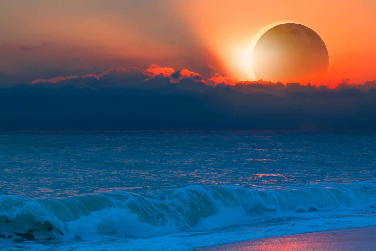 Un eclipse solar total visto desde una playa