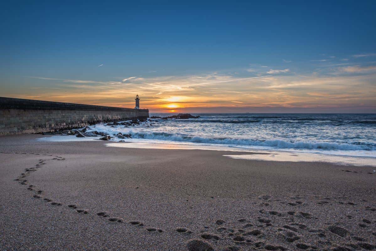 Vista panorámica de la playa de For de Douro al atardecer