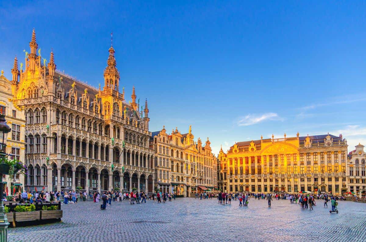 Vista panorámica de la Grand Place y sus edificios al atardecer