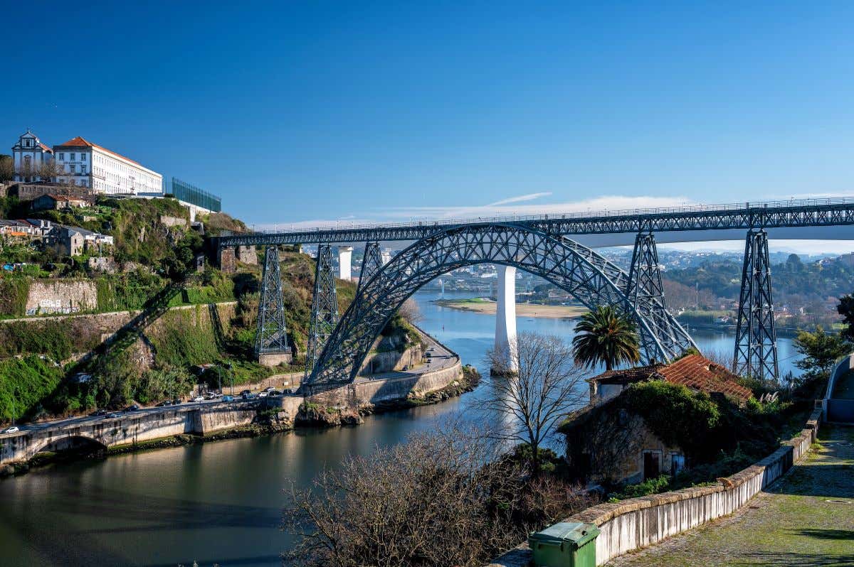Vista lateral del Puente de María Pía en un día despejado