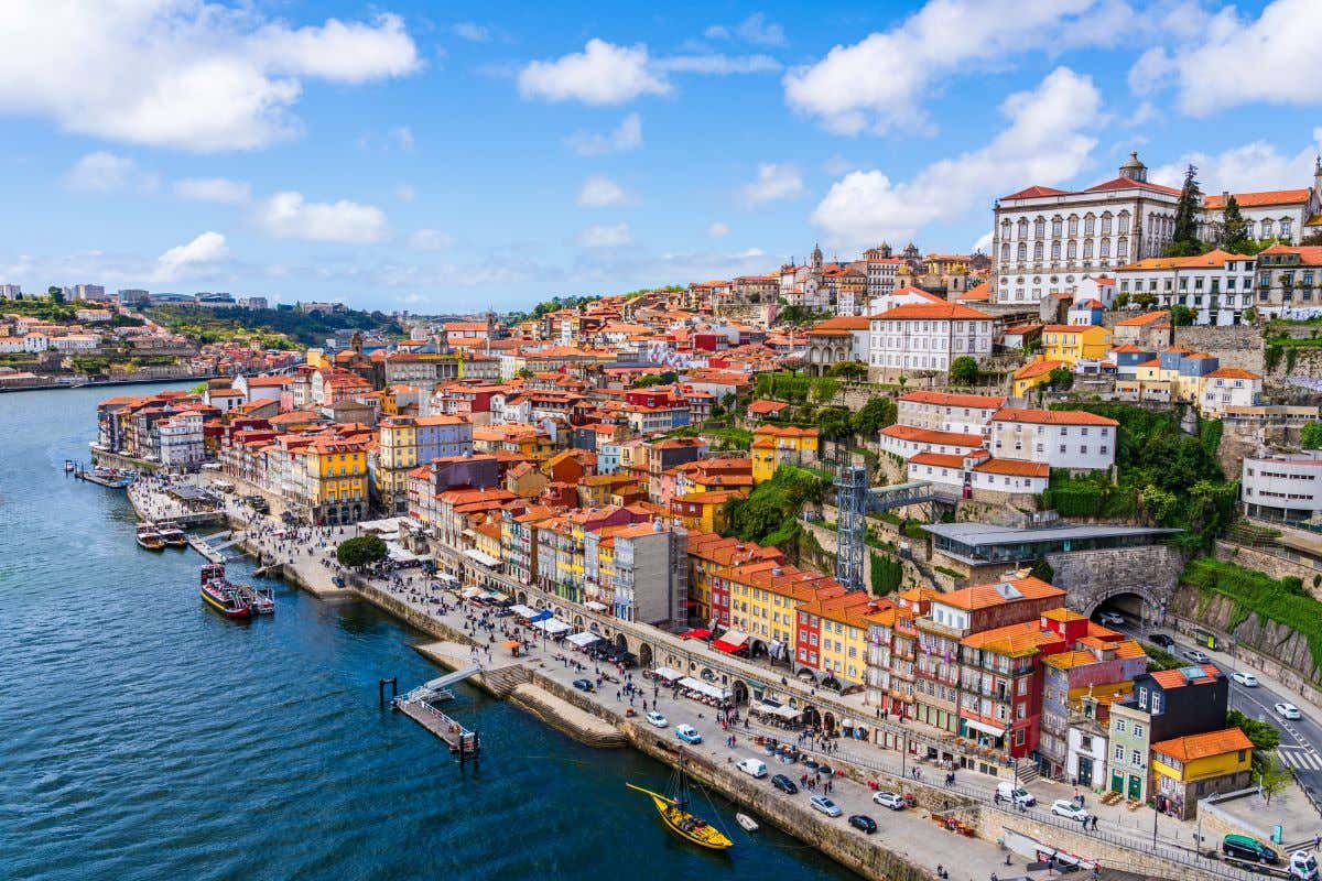 Vista de la orilla del Duero donde se ve la ciudad de Oporto