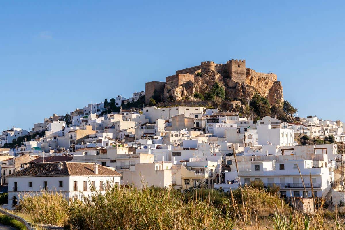 Vista de las casas blancas de Salobreña con el castillo a lo alto de la colina