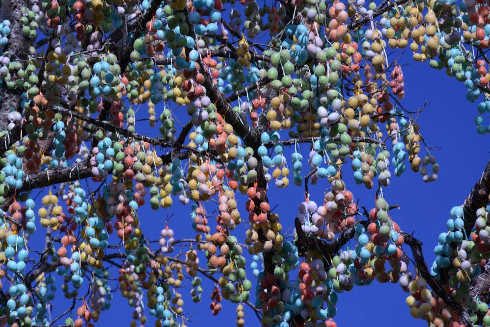 Decoração da Páscoa 2026 no Brasil com ovos coloridos