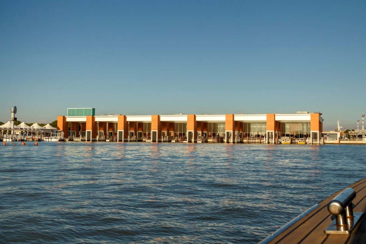 Terminal de balsas no aeroporto de Veneza, de onde partem os barcos para o centro da cidade de Veneza