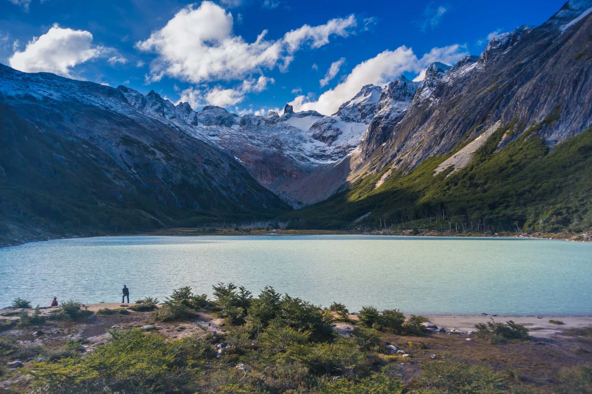 Una laguna circondata da alte cime innevate nella Terra del Fuoco argentina