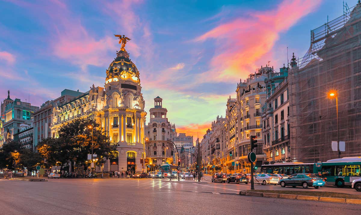 Gran Vía de Madrid dont les bâtiments sont illuminés au coucher du soleil