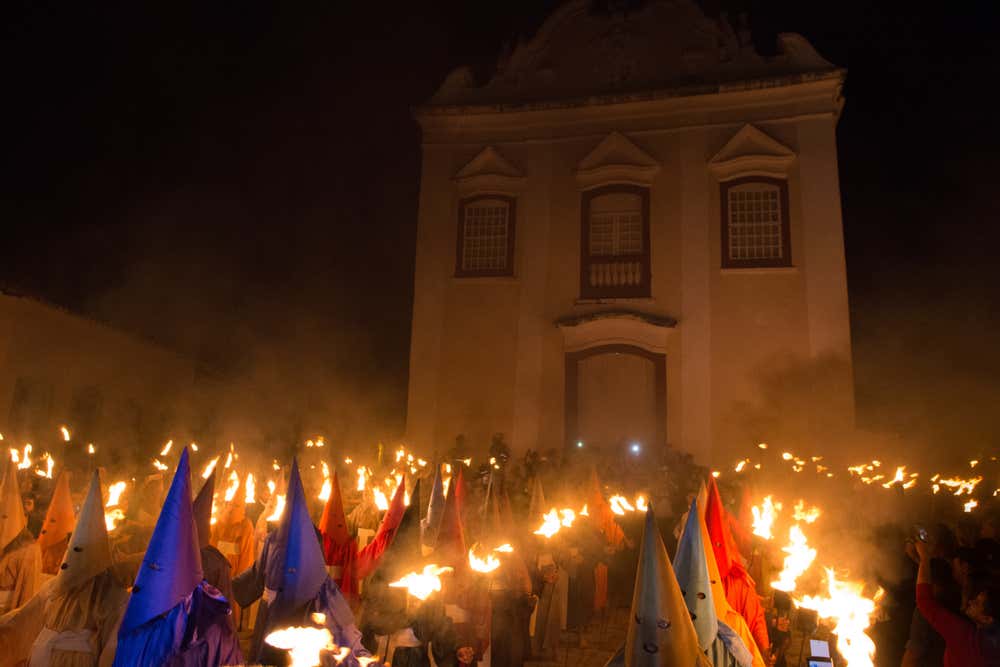 Encenação com indumentária utilizada pelos farricocos em uma procissão em Goías