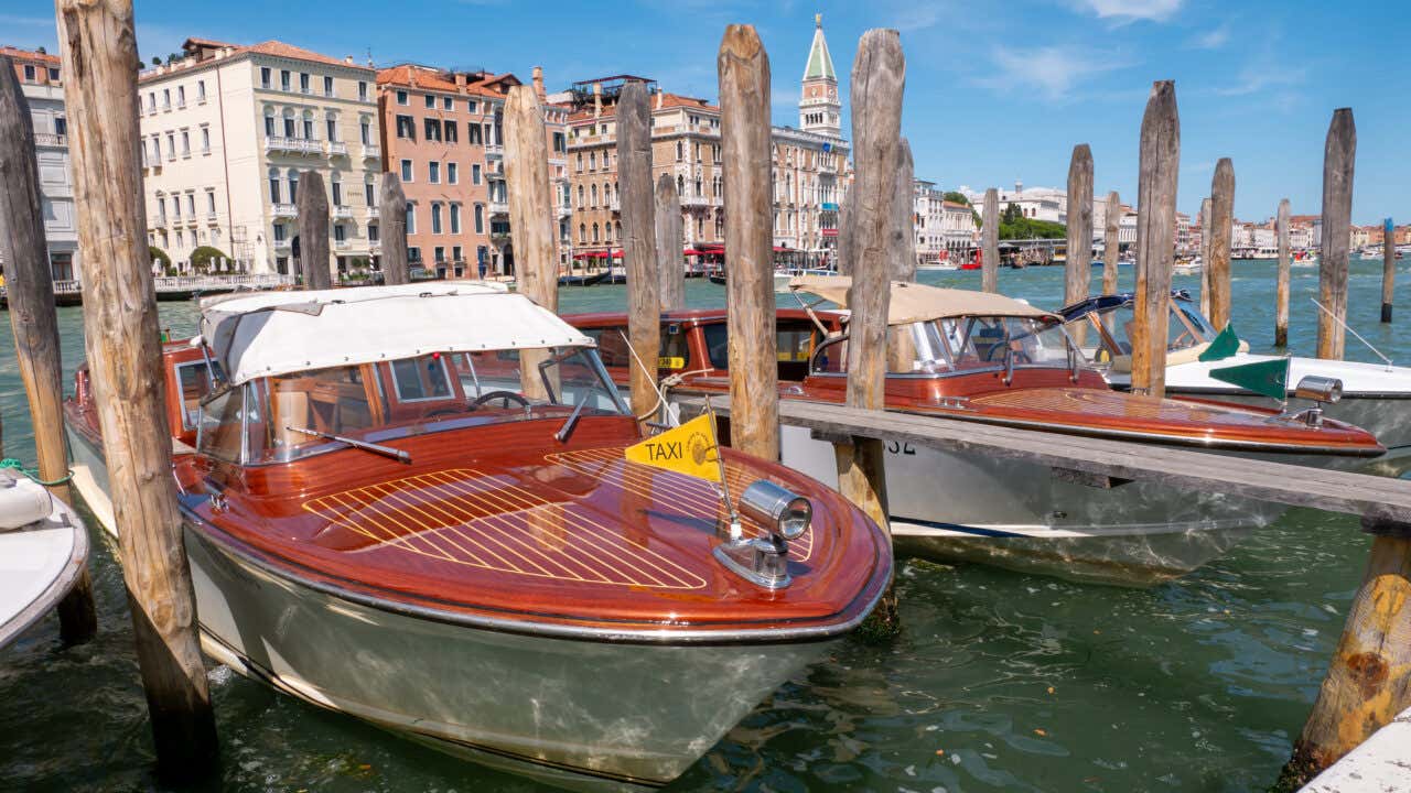 Water taxi di Venezia fermi al molo