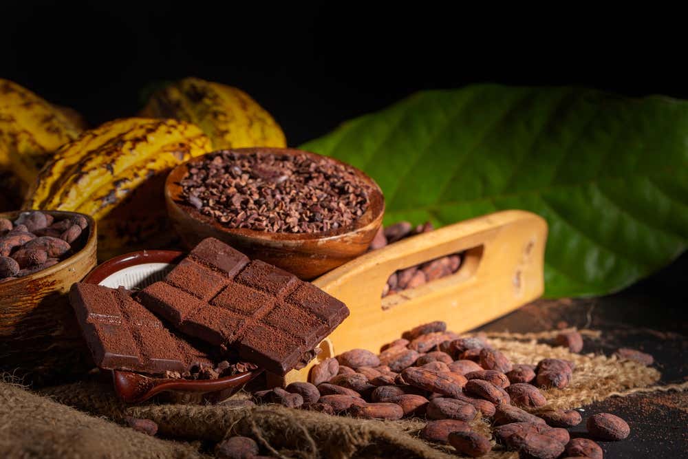 Uma mesa com cacau e nozes pronta para ser visitada em uma viagem de Páscoa em 2026