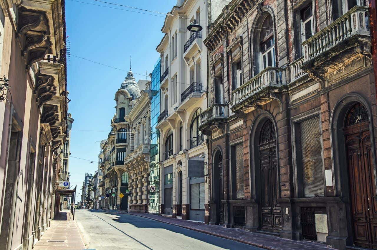 Uma rua vazia e estreita repleta de edifícios em Montevidéu