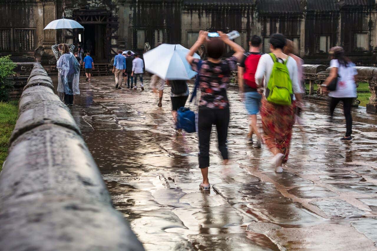 Touristes sous la pluie à Angkor