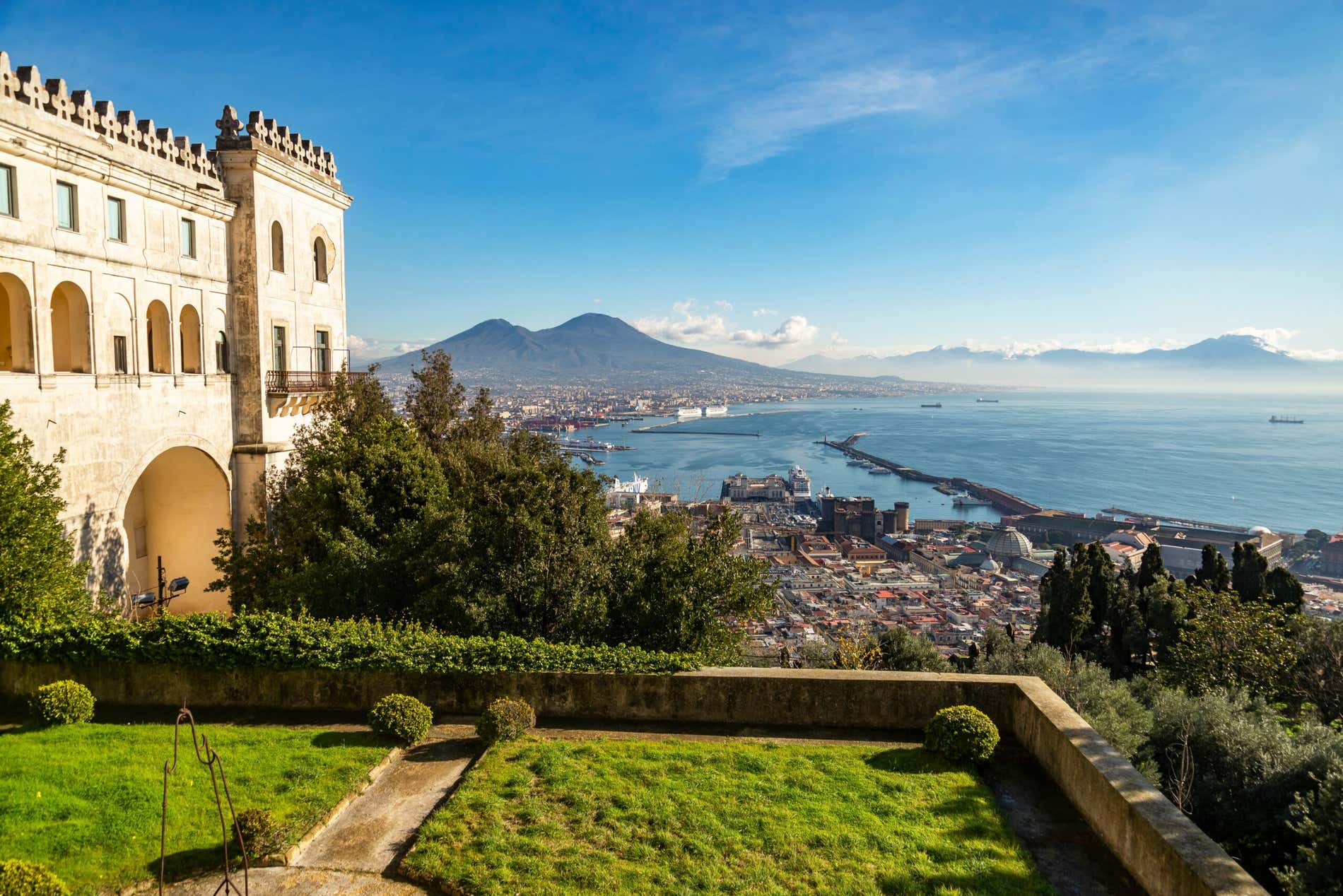 Vista del Golfo di Napoli e del Vesuvio dai giardini della Certosa di San Martino