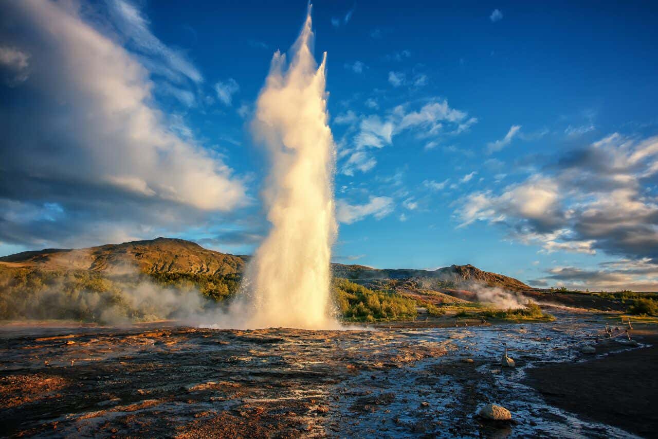 Geyser de Strokkur en Islande ; une des destinations les plus sûres au monde