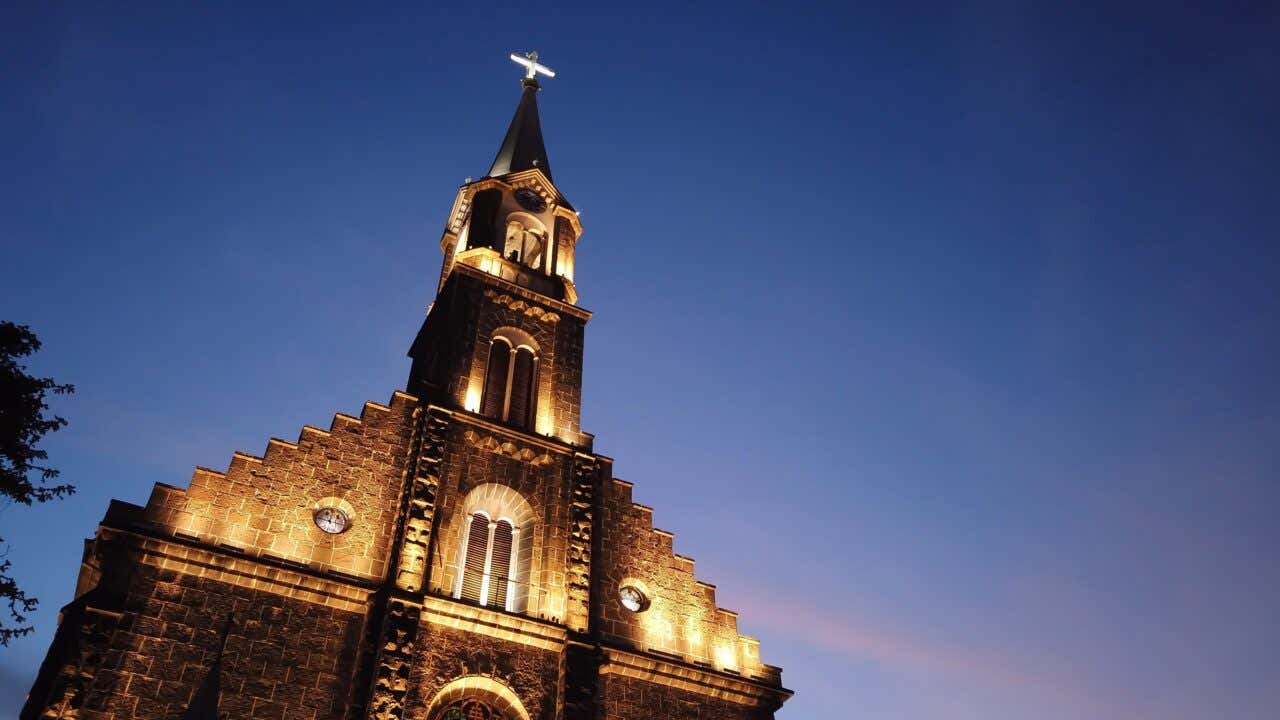 A igreja matriz de São Pedro, no centro de Gramado iluminada durante o ChocoPáscoa