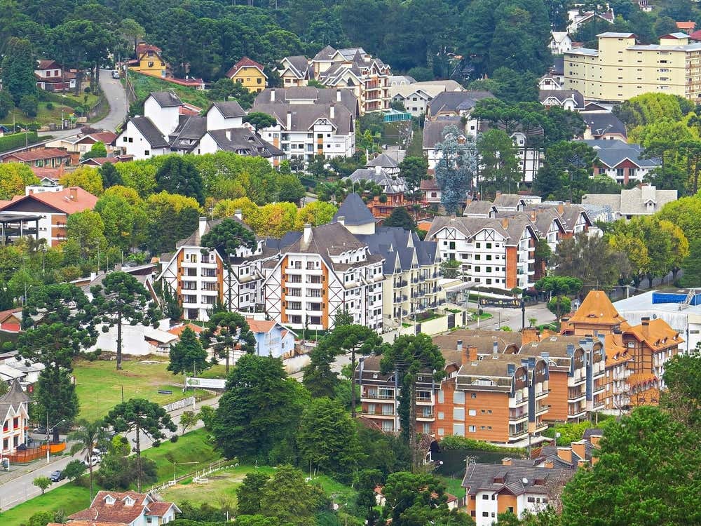 Vista aérea da cidade de Campos do Jordão com algumas casas e árvores