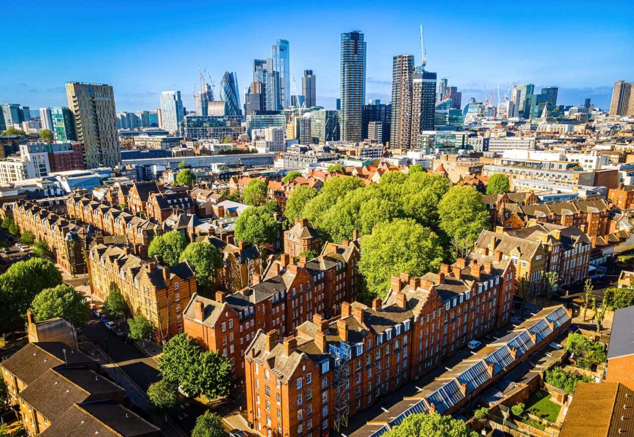 Vista aérea de Shoreditch com arranha-céus de Londres ao fundo