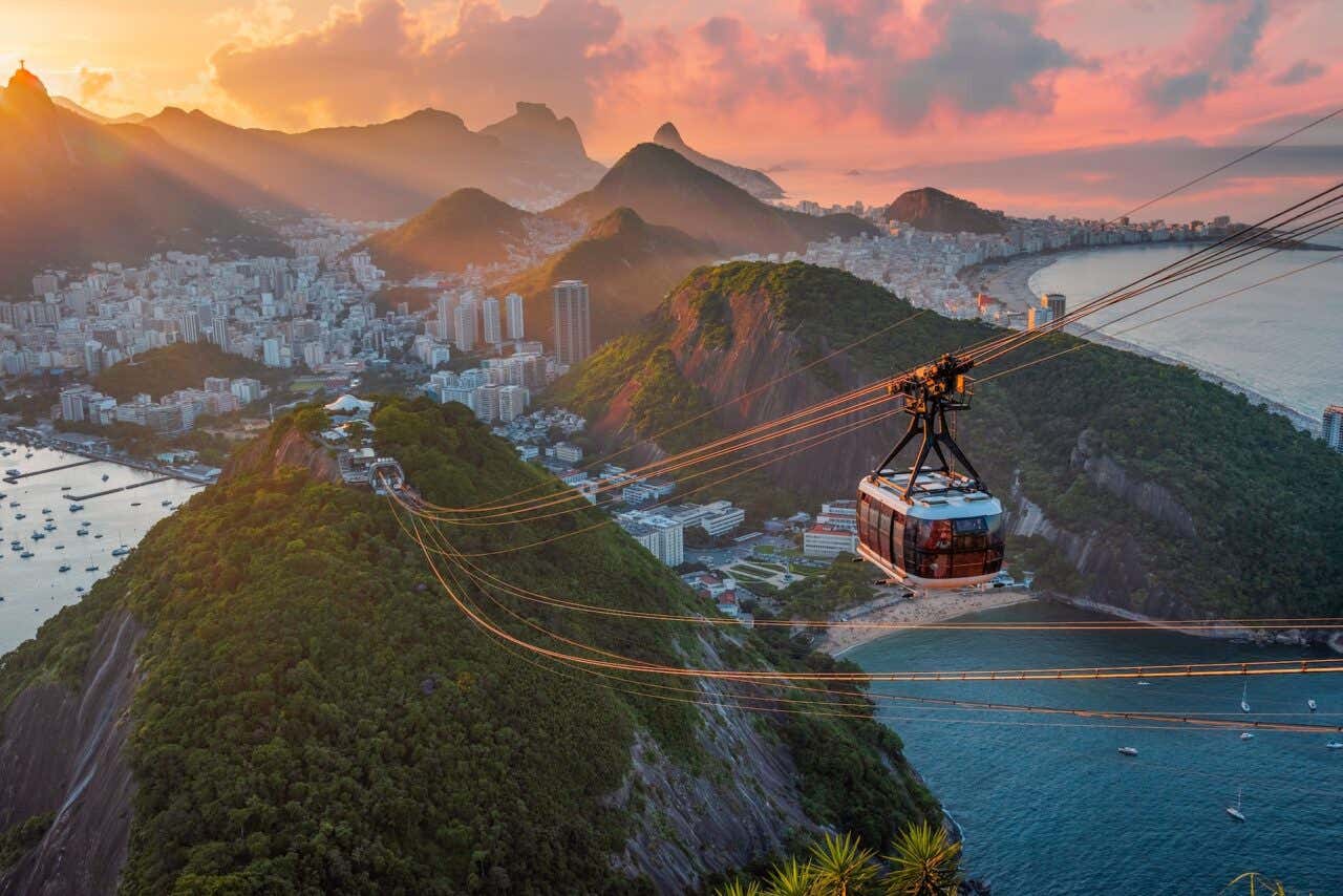 Vista do Bondinho do Pão de Açúcar ao entardecer
