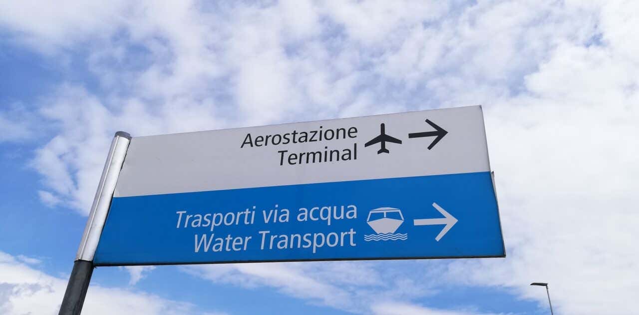 Sinalização em italiano e inglês nos aeroportos e nos transportes aquáticos do Aeroporto Marco Polo, em Veneza