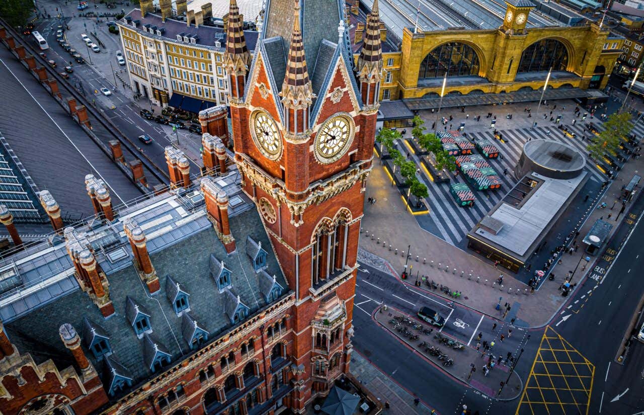 Vista aérea das estações ferroviárias de St. Pancras e King's Cross em um dia nublado