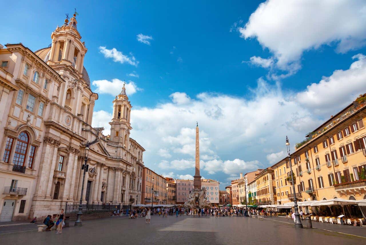 Piazza Navona, Roma, con alcuni passanti e obelisco al centro