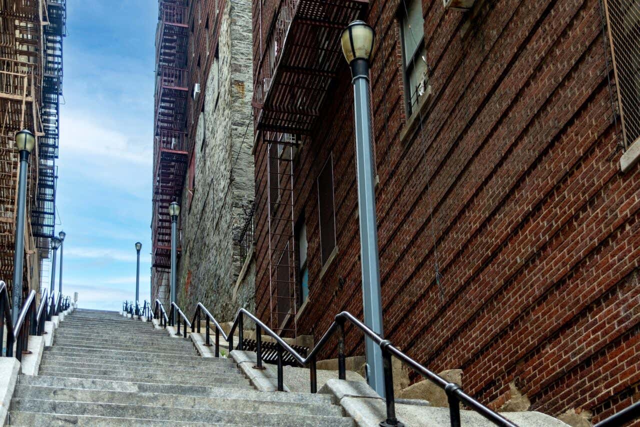 A famosa escadaria do Coringa, com um lindo céu azul e ensolarado, no famoso bairro do Bronx