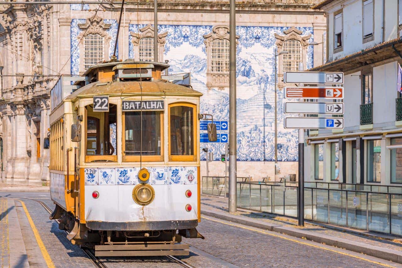 Bonde e azulejos azuis e brancos nos edifícios do Porto