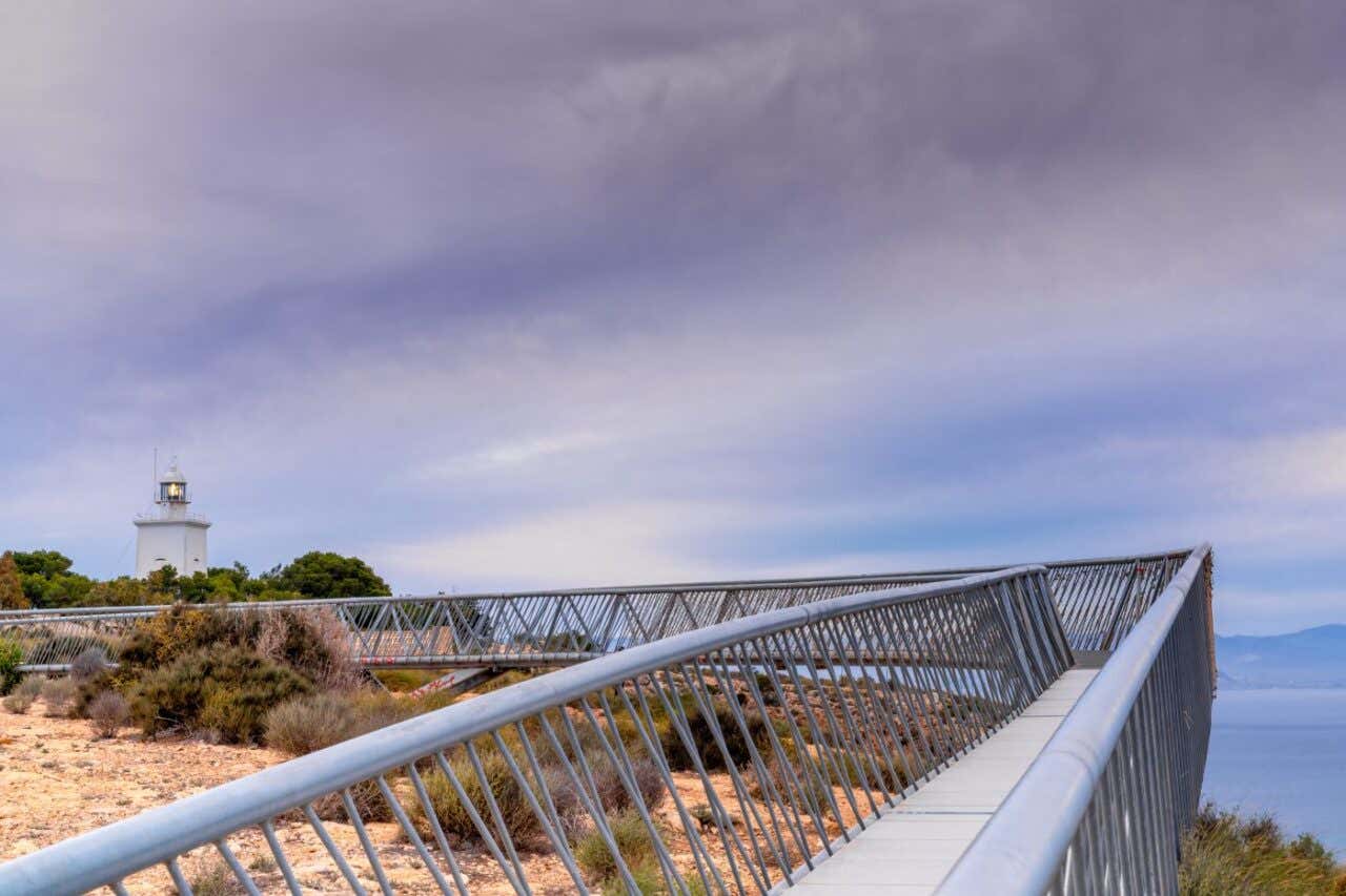 Vista al faro de Santa Pola desde el paseo mirador