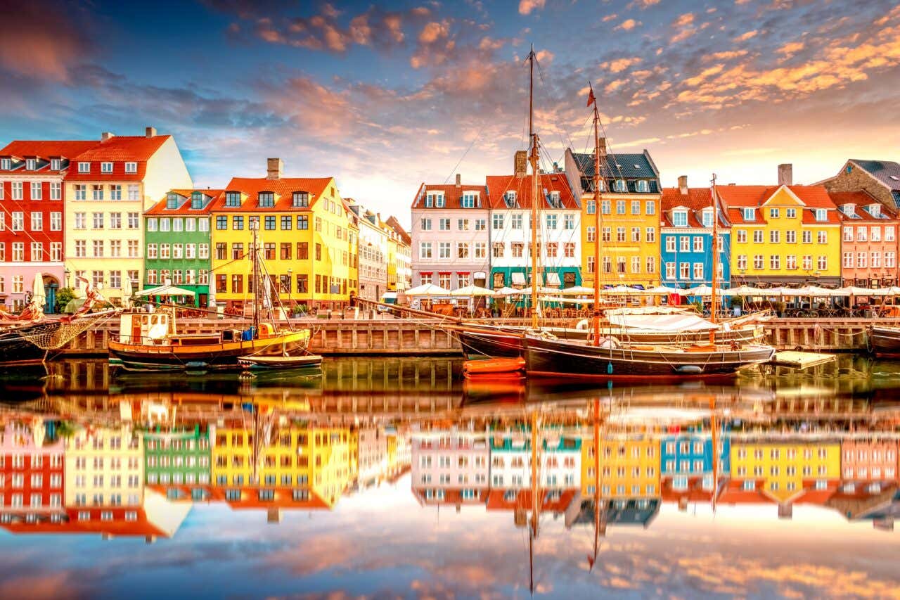 Nyhavn, port de Copenhague, avec des immeubles colorés se reflétant dans l'eau