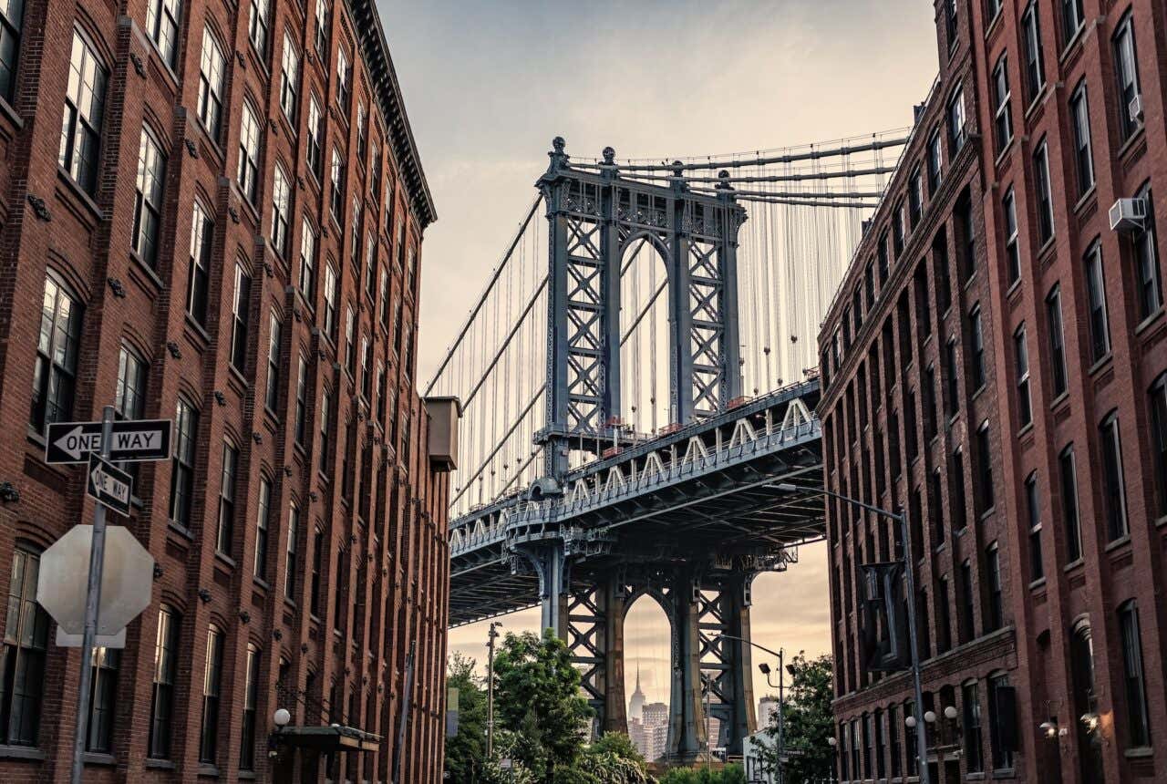 Ponte Manhattan ao fundo de edifícios de DUMBO, no Brooklyn