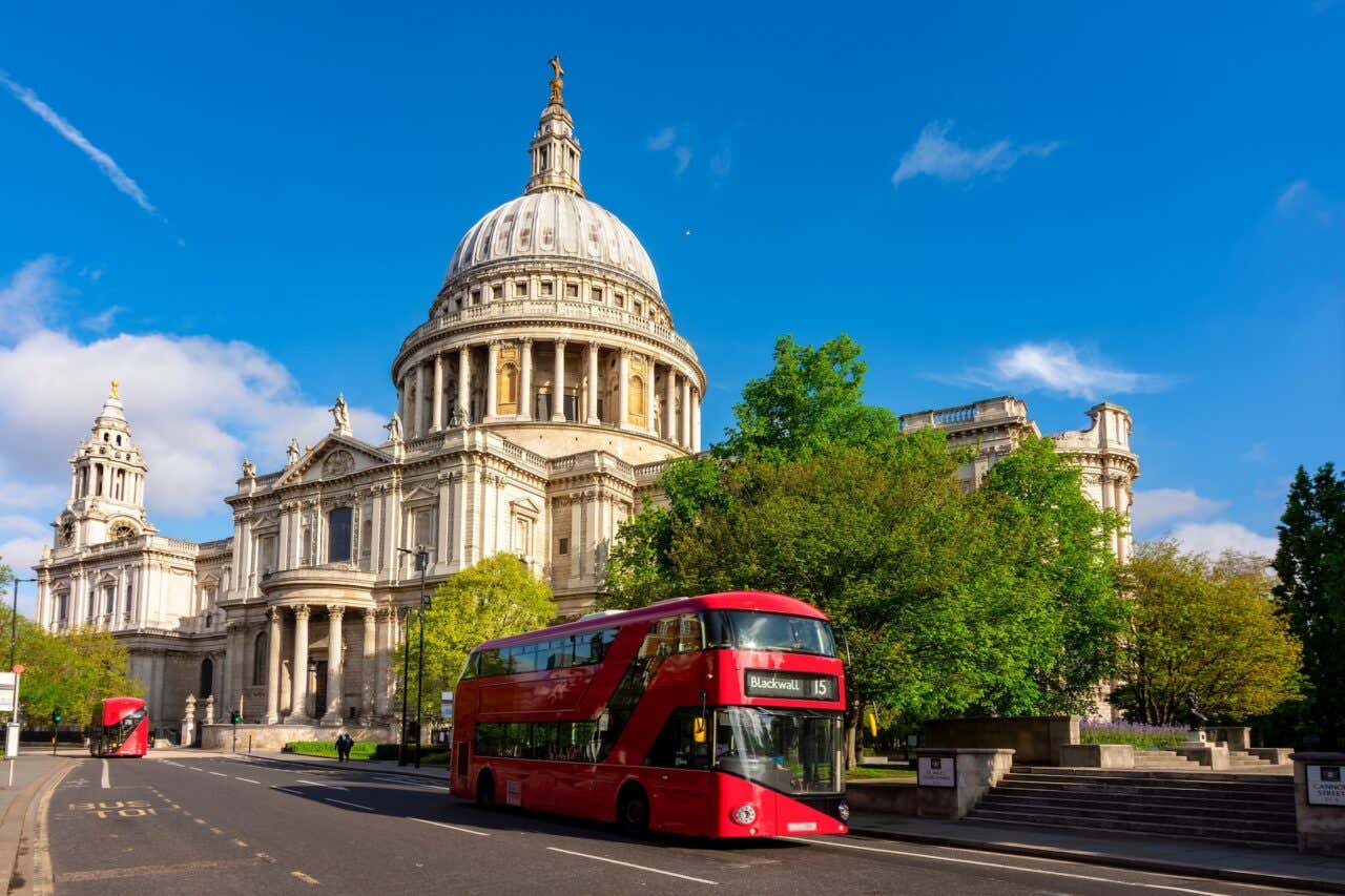Catedral de São Paulo e ônibus vermelho de dois andares