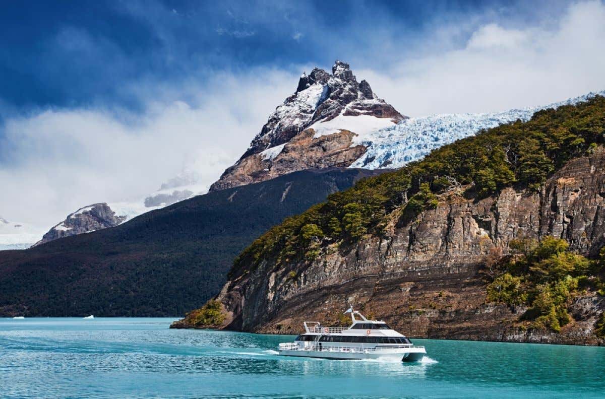 Views of a boat cruising in Lake Argentino