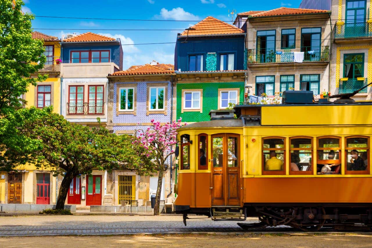 Magnifique vue sur la ville de Porto avec un tramway jaune passant devant des immeubles colorés
