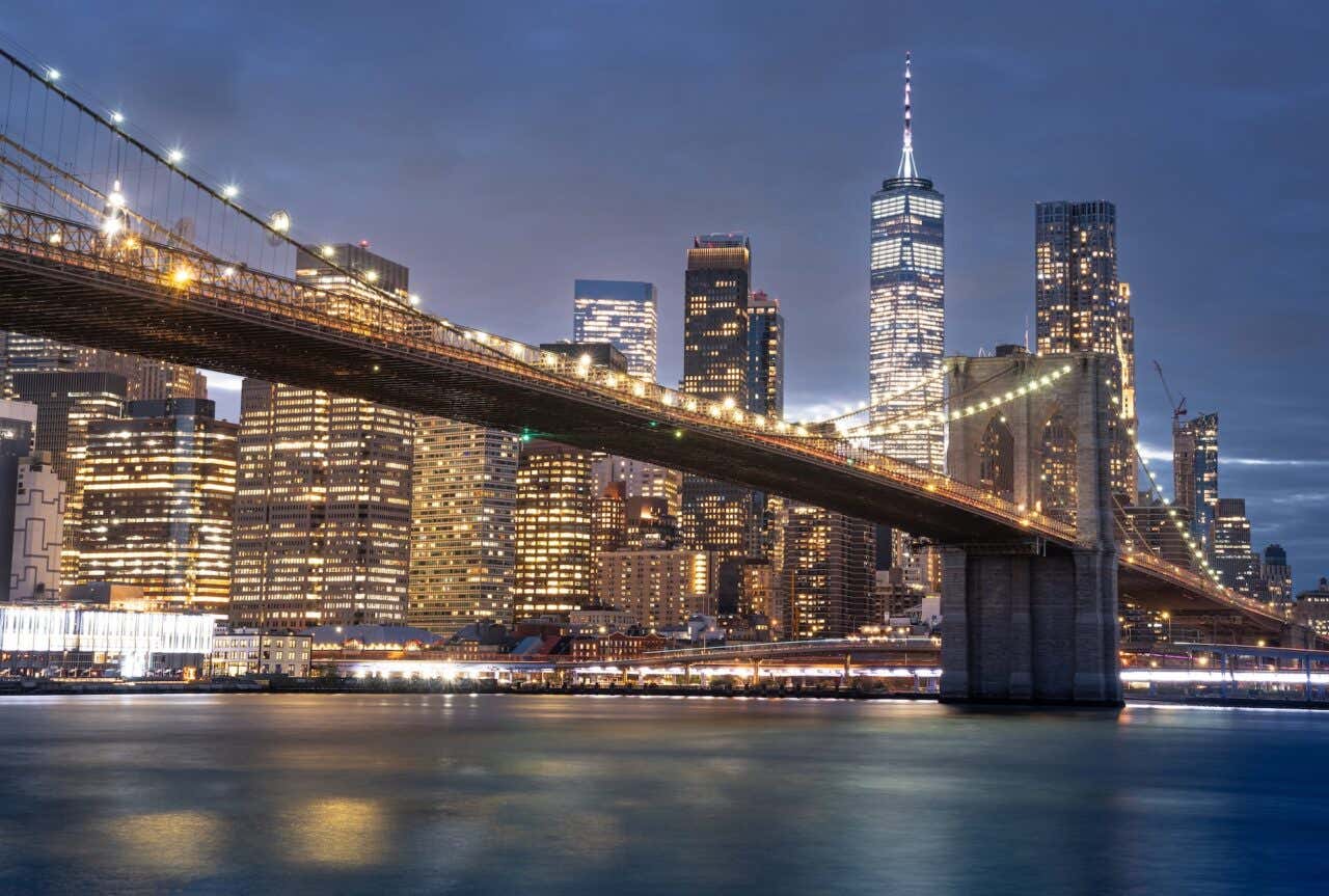 Skyline de Manhattan e da Ponte de Brooklyn à noite com as luzes acesas