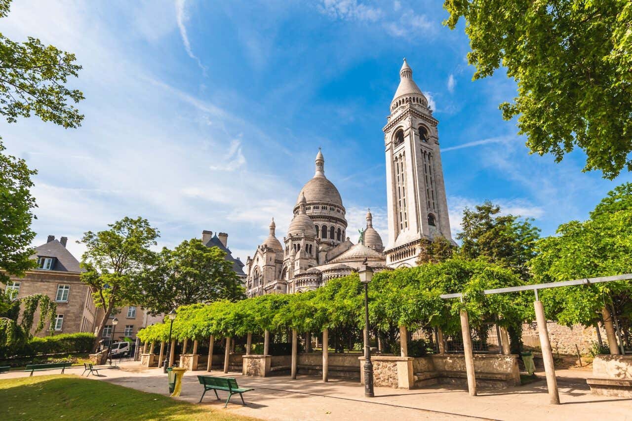 Sagrado Coração de Montmartre, localizado no topo da colina de Montmartre, em Paris