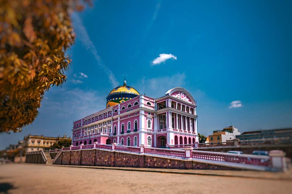  Teatro Amazonas em um dia ensolarado com poucas nuvens no céu