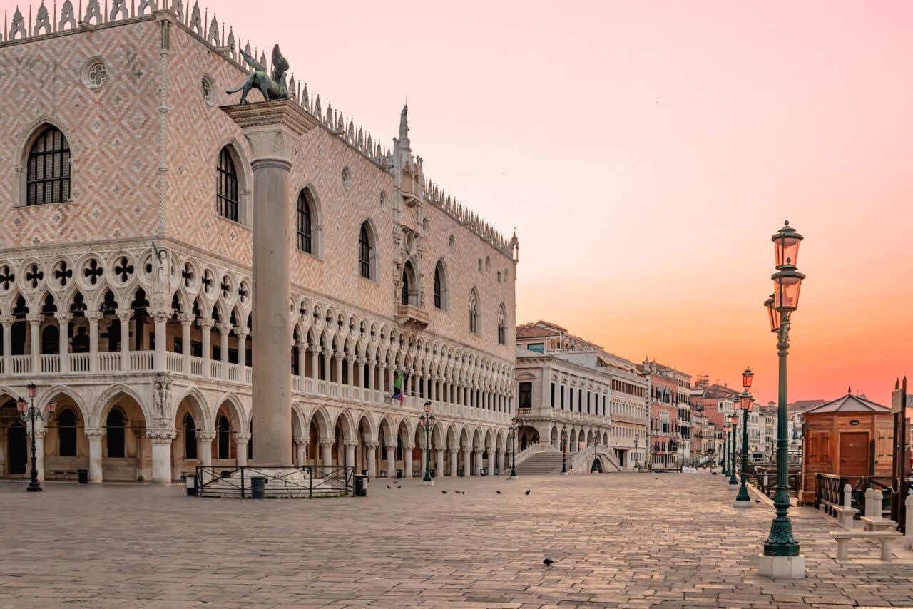 Vista do nascer do sol na Praça de São Marcos e no Palácio Ducal com outros edifícios venezianos ao fundo