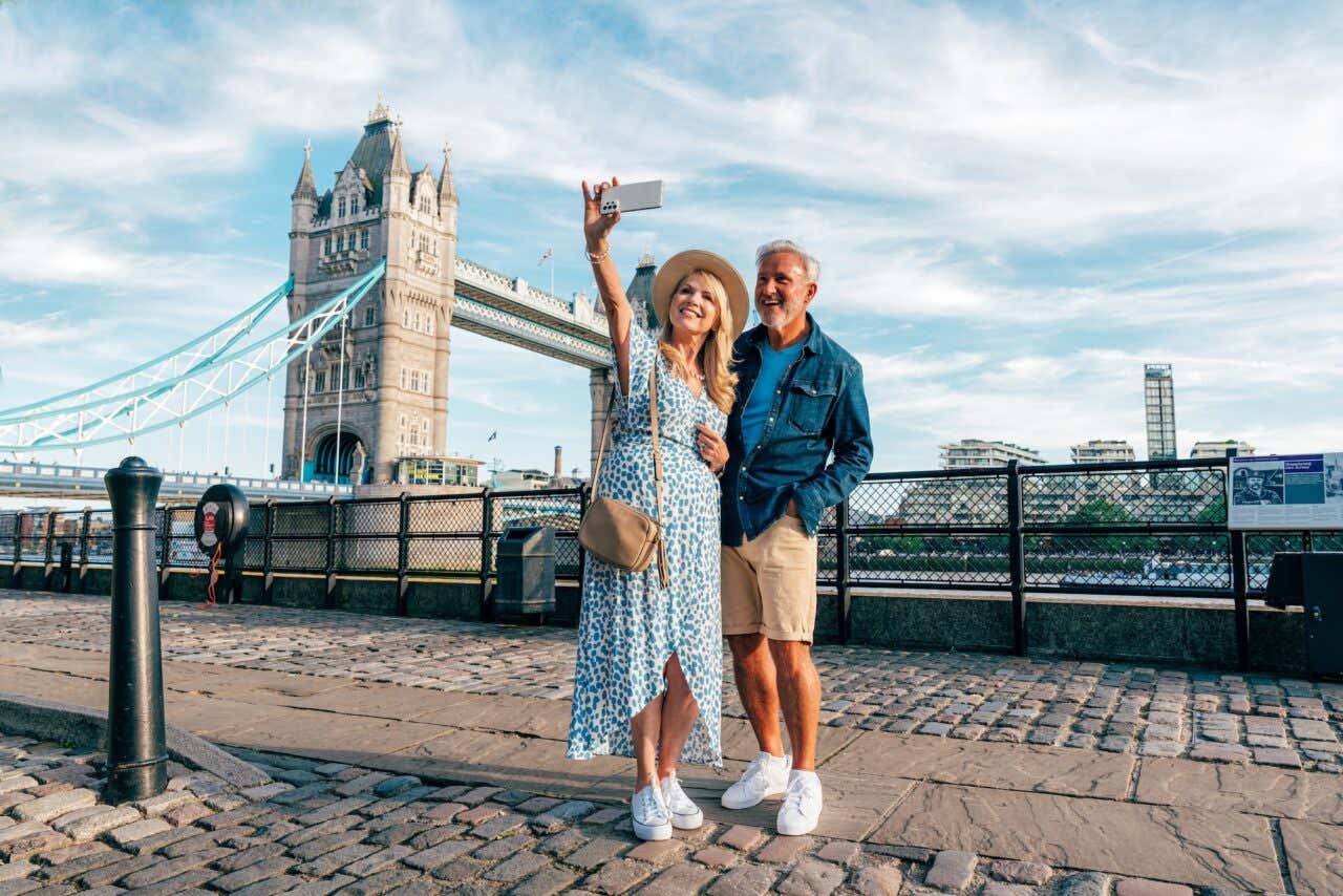 Casal feliz passando tempo juntos na cidade de Londres. Reflexões sobre a terceira idade, estilo de vida e viagens