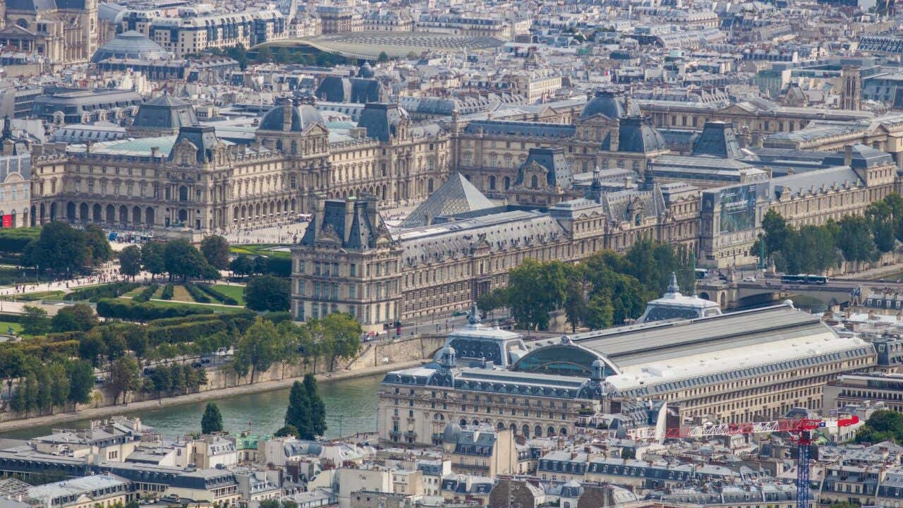 O Palácio do Louvre visto de cima na margem direita do Sena