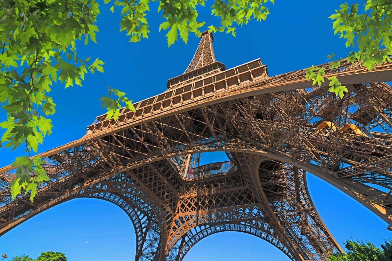 Torre Eiffel vista de baixo em um dia ensolarado