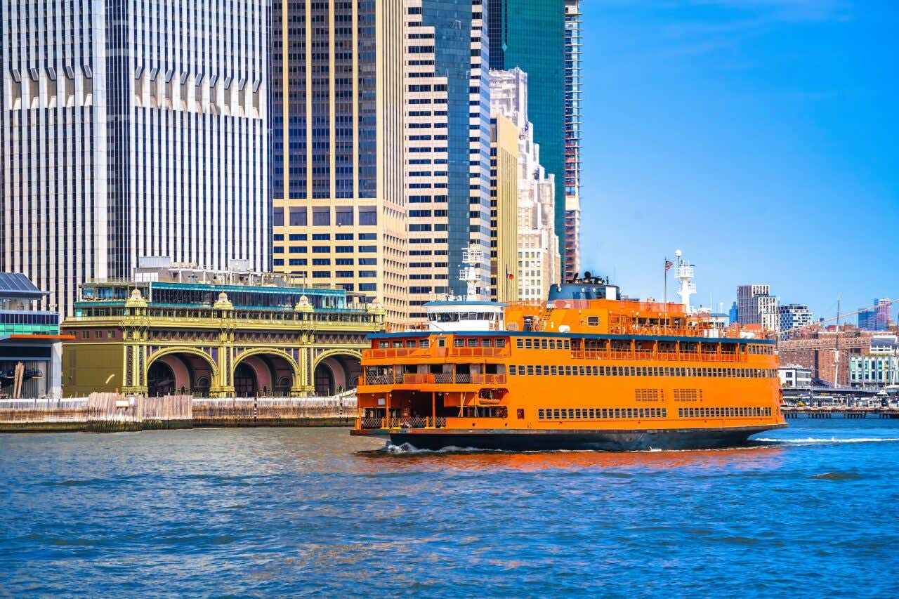 Ferry de Staten Island em frente à estação do terminal de balsas de Manhattan