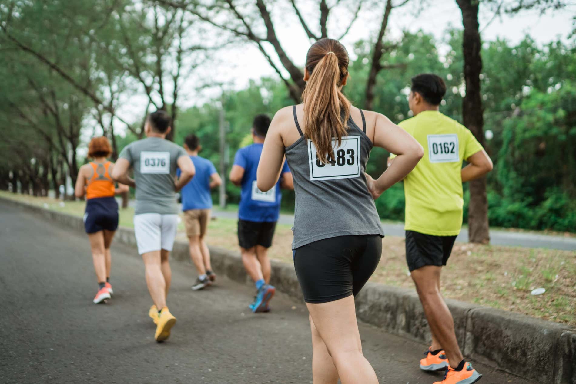 Pessoas em uma corrida de rua em Gramado