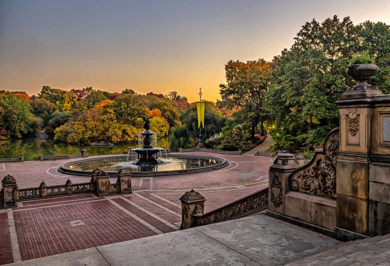 A Bethesda Terrace e a Bethesda Fountain são dois elementos arquitetônicos com vista para o lago no Central Park em Nova York