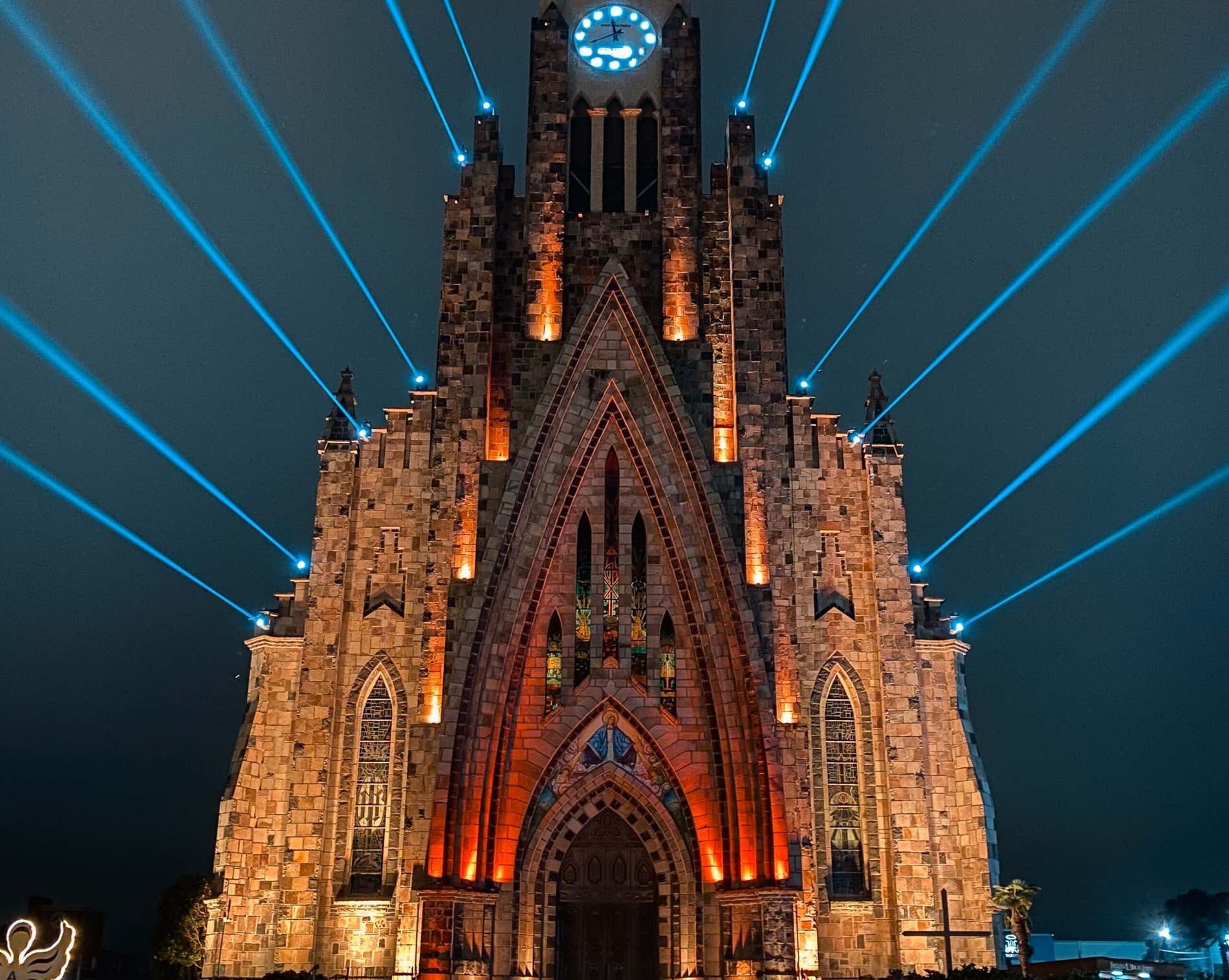 Detalhe da Catedral de Canela com iluminação azul da Páscoa em Gramado
