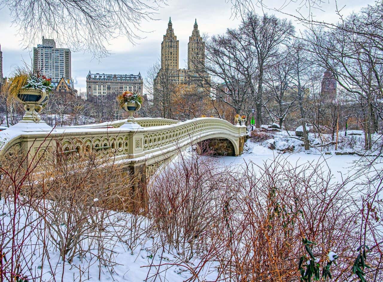Ponte Bow, no Central Park, em Nova York, no inverno, após uma tempestade de neve