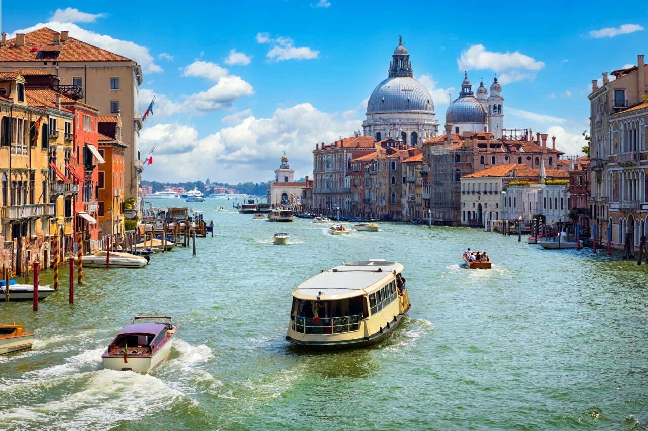 Vaporetti che navigano per i canali di Venezia