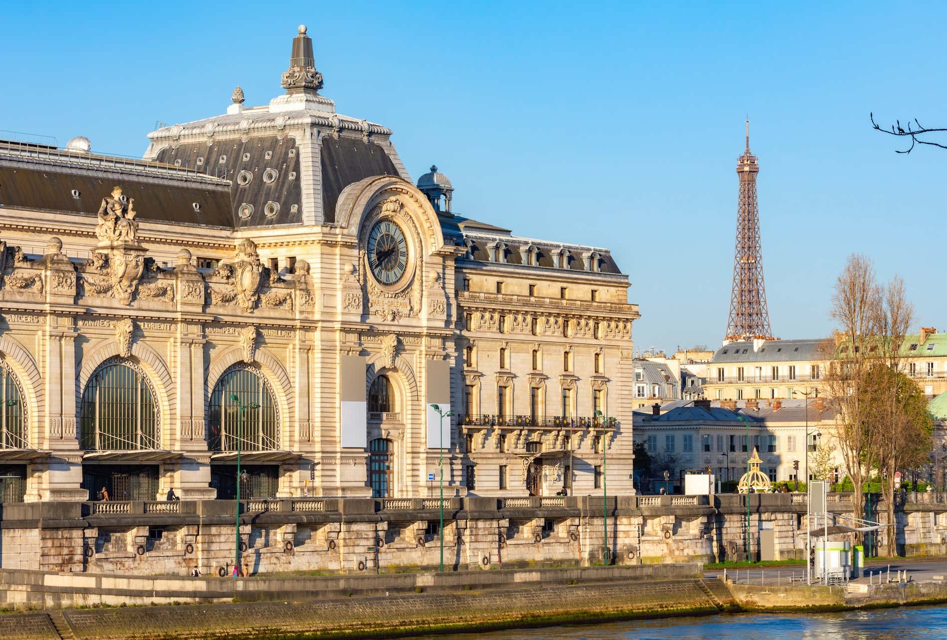 Museu d’Orsay ao longo do rio Sena, com a Torre Eiffel ao fundo, Paris, França